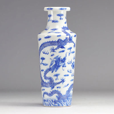 A white and blue porcelain vase decorated with five-clawed dragons from the Qing-period (清朝)