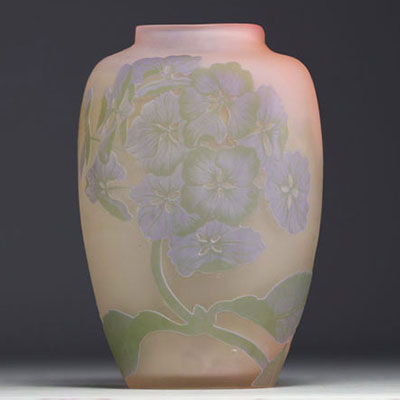 Émile GALLÉ (1846-1904) Acid-etched multi-layered glass vase decorated with hydrangeas, signed with a star.