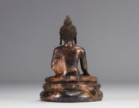 Statue de Bouddha en bronze représenté assis sur une double feuille de lotus - travail sino-tibétain