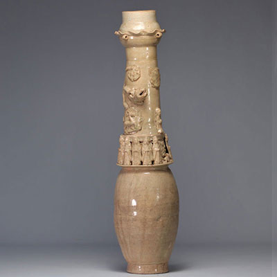 Vase funéraire en terre cuite céladon provenant de Chine d'époque Yuan (1271 - 1368)