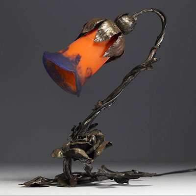 Lampe de table, pied en fer forgé à décor floral, bobèche en pâte de verre orange et bleue, vers 1900-20.