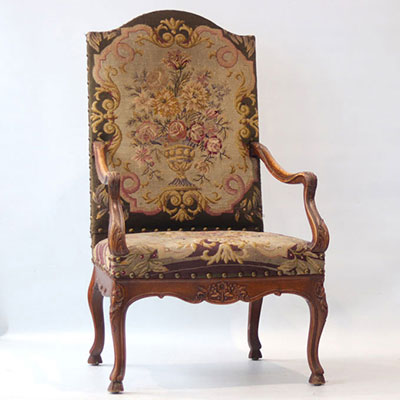 Fauteuil en bois sculpté et un siège à motifs fleuris du XVIIIe siècle