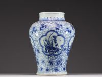 Chine - Vase balustre en porcelaine blanc bleu à décor de fleurs, marque à la feuille d'armoise dans un double cercle, Kangxi.