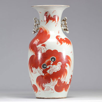 Vase en porcelaine à décor de chien de FÔ rouge XIXème