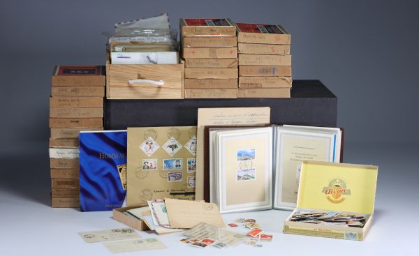 Set of various stamp albums and documents from China and around the world.