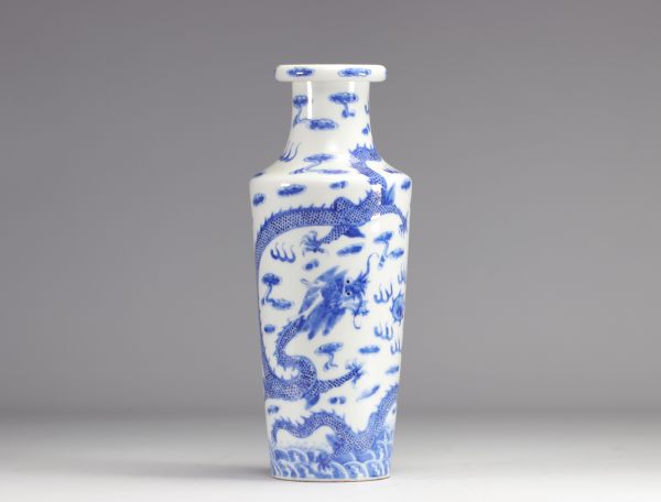 A white and blue porcelain vase decorated with five-clawed dragons from the Qing-period (清朝)