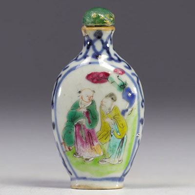 Small snuffbox in Famille Rose porcelain from the 19th century