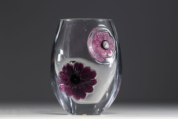 DAUM France - Vase en cristal modèle Coppelia orné de fleurs roses et mauves en pâte de verre, vers 1980, signé.