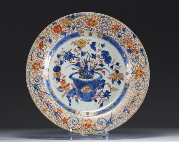 Chine - Grande assiette en porcelaine polychrome à décor Imari, marque sous la pièce, XVIIIème.