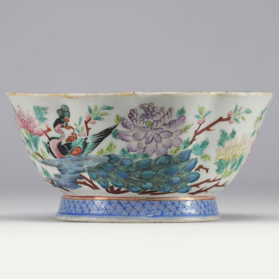 Large porcelain bowl from the Famille Rose with flowers and phoenix decoration from the 19th century