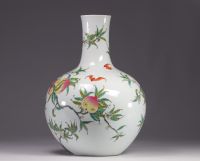 Chine - vase aux neuf pêches en porcelaine, marque Qianlang.