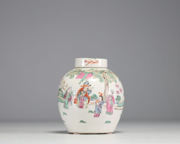 China - Covered pot in pink family polychrome porcelain decorated with a figure, late 19th century.