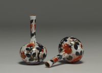 Japon - Ensemble de quatre vases et une boite à encre.