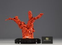 Chine - Rare grande sculpture en corail rouge représentant une Déesse, vers 1900.