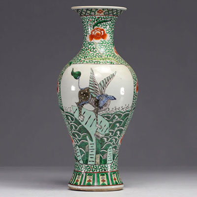 China - A green family porcelain baluster vase, decorated with birds in a cartouche, 19th century.