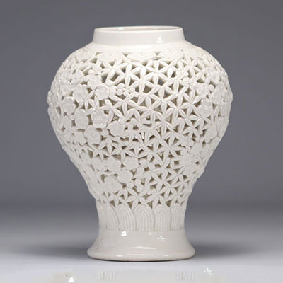 Vase en blanc de chine ajouré marque de Kangxi