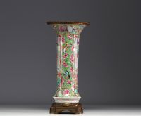 Chine - Vase en porcelaine de Canton à décor de personnages, monture en bronze. XIX-XXème.