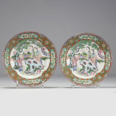 Chine - Paire d'assiettes en porcelaine famille rose à décor de personnages.