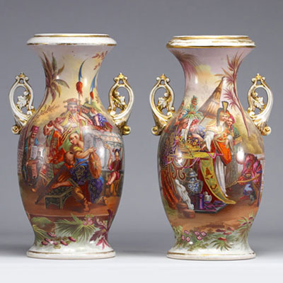 Paire de vases XIXème en porcelaine de Paris à riche décor asiatique.