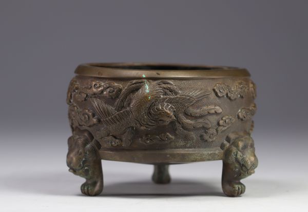 Chine - brûle parfum en bronze à décor de phénix dans les nuages, pieds têtes de lions, époque Qing.