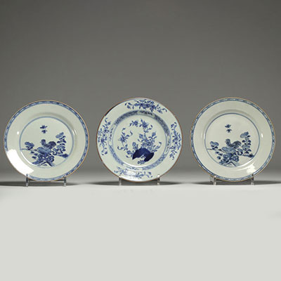 Chine - Ensemble de trois assiettes en porcelaine blanc bleu.