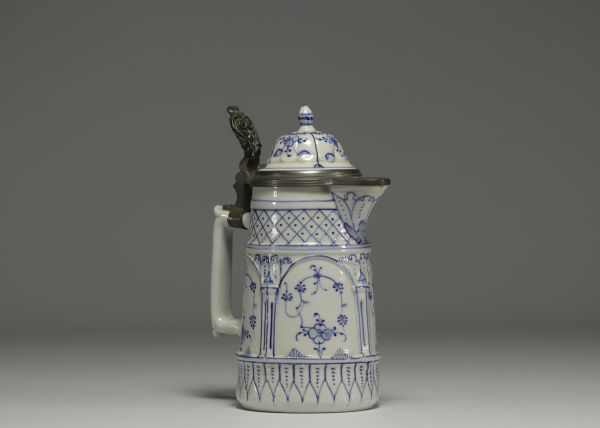 Pichet en porcelaine de Rauenstein à décor blanc et bleu, armature en étain, XIXème.