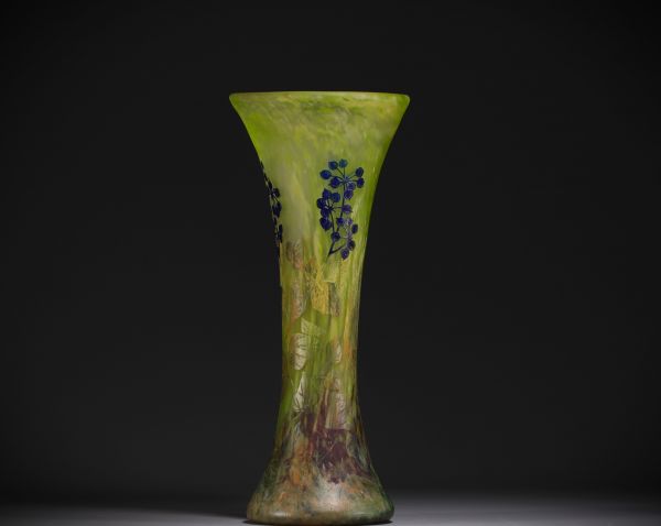 DAUM Nancy - Grand vase en verre multicouche à décor dégagé à l'acide de baies sur fond vert marmoréen, signé.