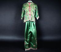 Chine - Costume de femme mandchoue en soie brodée, début XXème.