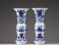 Chine - Paire de vases Gu en porcelaine blanc bleu à décor floral de coqs et poules , marque et époque Kangxi.