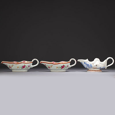 Chine - Ensemble de trois saucières en porcelaine, une blanc bleu et deux famille rose, époque XVIIIème.