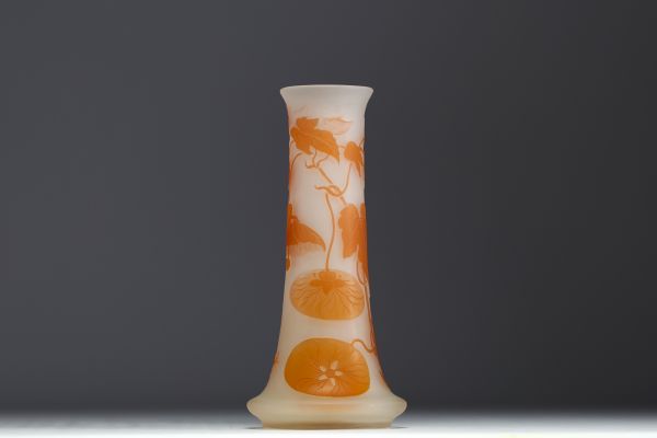 Émile GALLÉ (1846-1904) Vase en verre multicouche dégagé à l'acide à décor de fleurs orangées, signé.