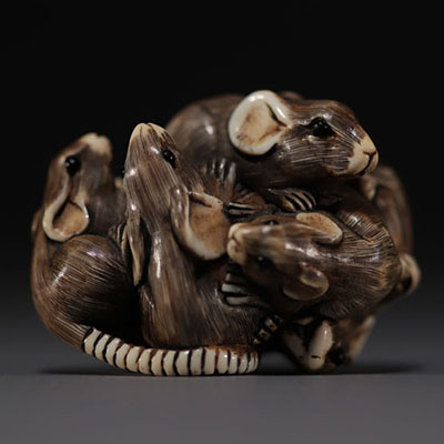 Japon - Netsuke en ivoire et corail noir représentant un groupe de six rats, Meiji. Signé.