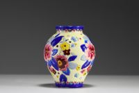 Charles CATTEAU (1880-1966) Boch Keramis - Vase en céramique émaillée à décor floral D2243, forme 1195, cachet sous la pièce.