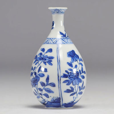 Small white and blue vase with fine flower decoration from the Kangxi period (1661-1722)