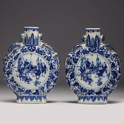 Chine - Paire de vases gourdes blanc bleu à décor de personnages au jeu, anses aux chimères, XIXème.