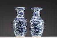 Chine - Paire de vases en porcelaine blanc bleu à décor floral, Qianlong, XVIIIème