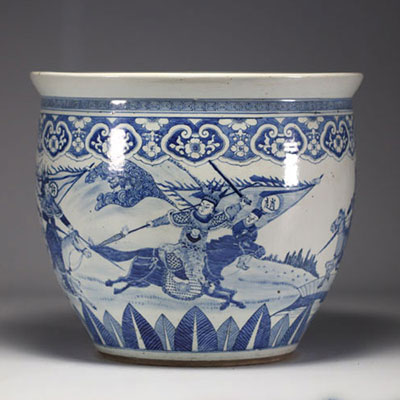 Chine - Imposante vasque en porcelaine blanc bleu à décor de guerriers, d'époque XIXème.