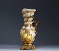 Vase en porcelaine en forme de coquillage sur monture en régule à patine dorée et décor d'une jeune elfe, XIX-XXème.