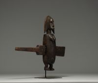 Bambara lock in carved wood, Mali, on base, 20th century.