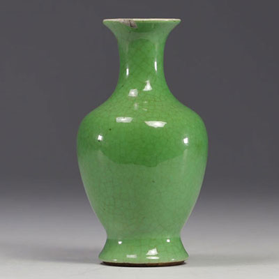 Chine - vase en porcelaine monochrome de couleur vert pomme, époque XIXe siècle.