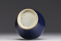 Chine - Vase suantouping en porcelaine monochrome bleue, Dynastie Qing.