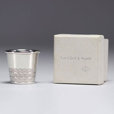 Van Cleef & Arpels - Small silver goblet in box and case. Signed.