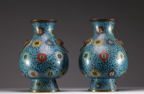 Chine - Paire de vases en bronze en émail cloisonné à décor de lotus et rinceaux, anses formées de têtes de taotie, époque Ming.