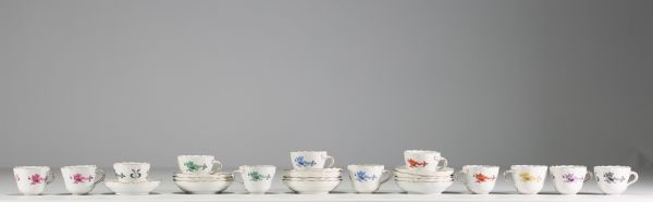 Meissen - Ensemble de 12 tasses et sous tasses en porcelaine polychrome à décor de dragons, marque aux épées sous les pièces.