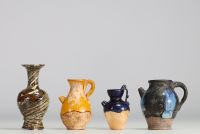 Chine - Ensemble de quatre pièces, vases et verseuses en terre cuite vernissée, Dynastie Tang.