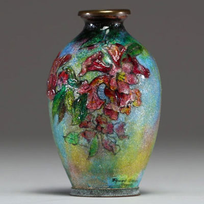 Camille FAURÉ (1874-1956) Vase en émaux de Limoges à décor floral.