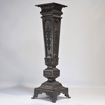 Bronze column saddle decorated with foliage from the 19th century