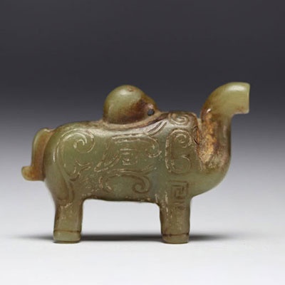 Chine - Très rare et exceptionnel éléphant en Jade céladon, dynastie SHANG.