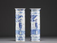 Chine - Paire de vases en porcelaine bleu blanc à décorde dames et chauve souris, marque  Kanjxi, XIXème.