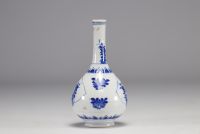 Petit vase en porcelaine en blanc et bleu à décor de fleurs de l'époque Kangxi (1661-1722)